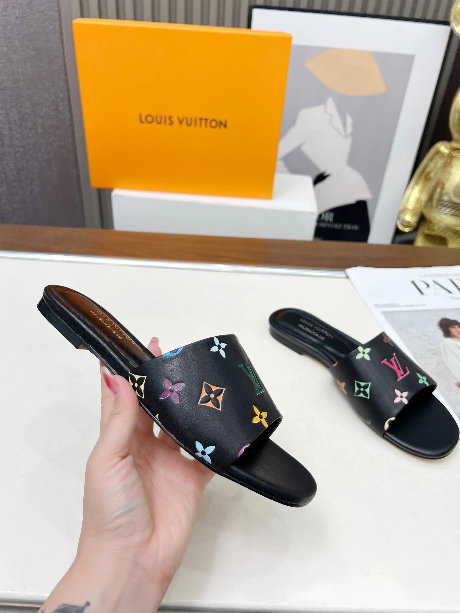 💕💕Factory direct selling price p380💕💕Vuiton’s latest 2025 spring and summer style. This sandal is from the Louis Vuitton The dotted LV logo on the upper brings a different visual feast to the hot summer. Color: coffee, white, black. Size: 35 to 40 (4142 can be customized, non-returnable and non-exchangeable) (leather sole can be customized +30 non-returnable and non-exchangeable)